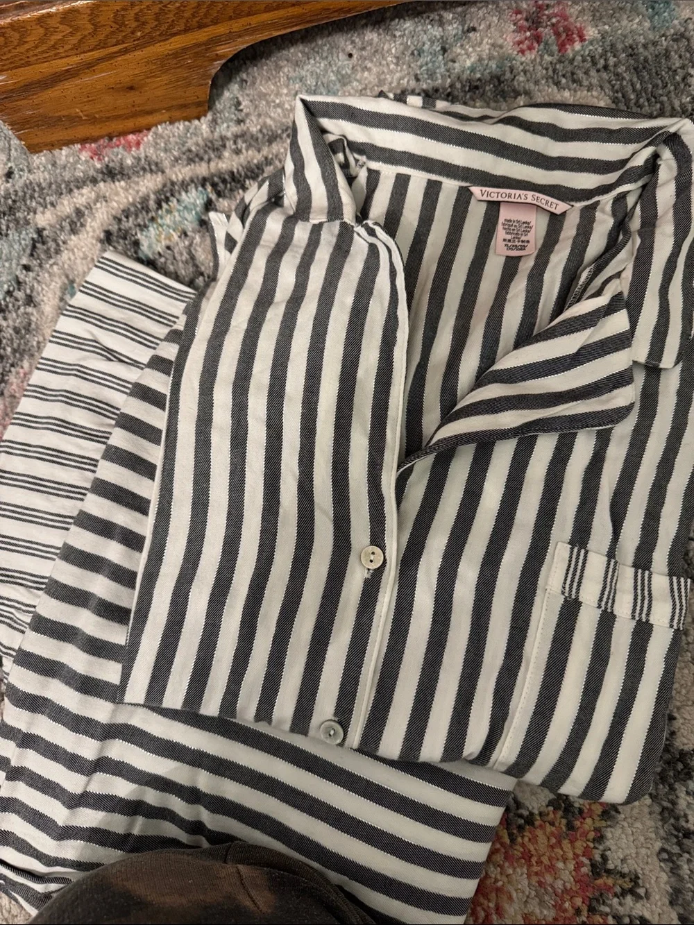 Victoria's Secret Black and White Striped pajama set Never worn. - Picture 4 of 4